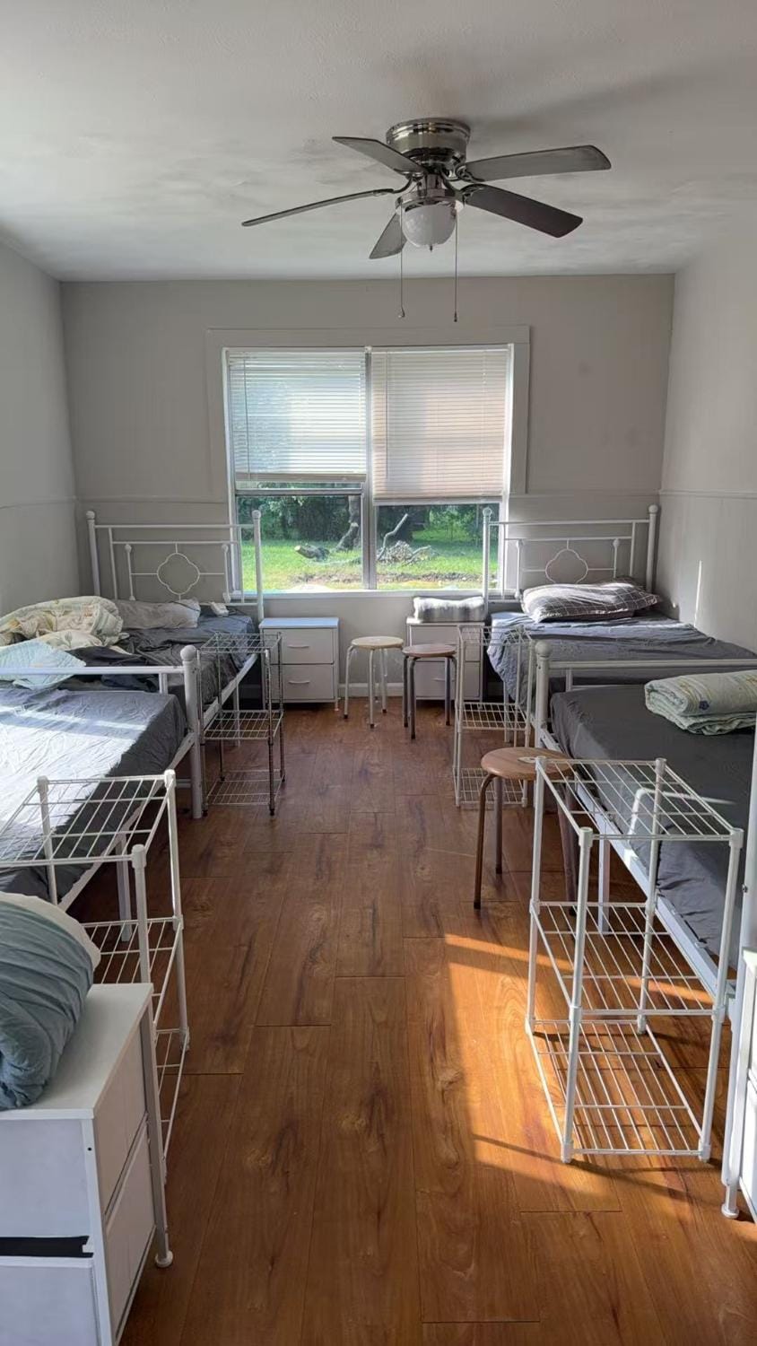 Man's bed in the living room only 18 dollars Vacation rental in Texas City