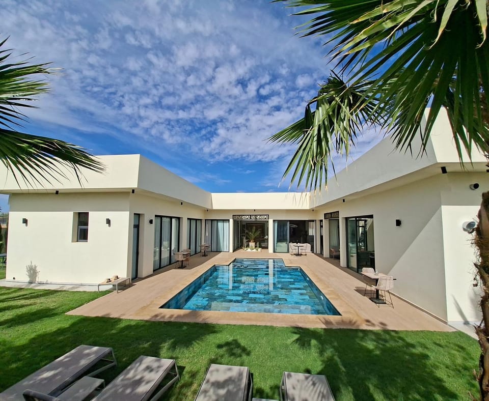 Property building, Garden, Garden view, Pool view, Swimming pool, sunbed