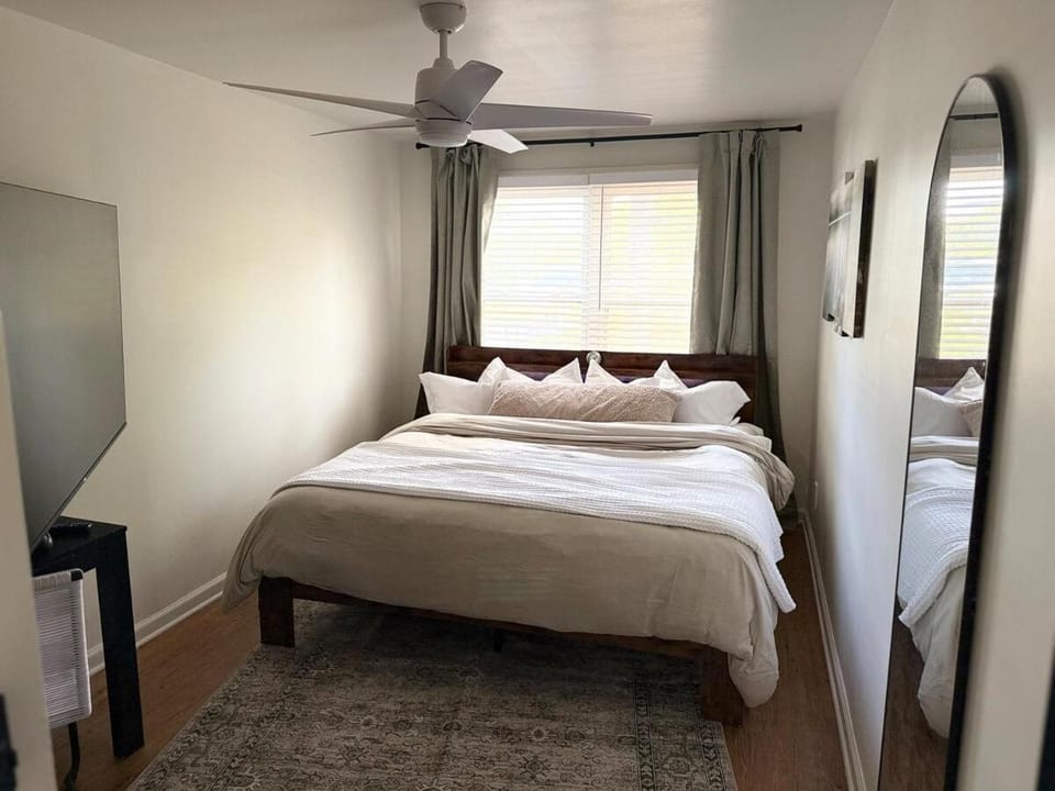 Bed, Photo of the whole room, Bedroom