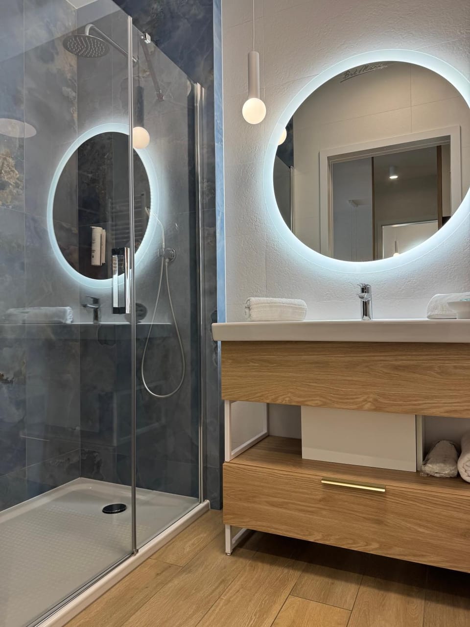 Shower, Bathroom, towels