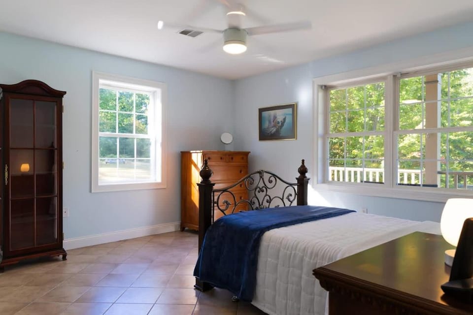 Conway Lake Charm - Beautiful Waterfront Community House in Conway