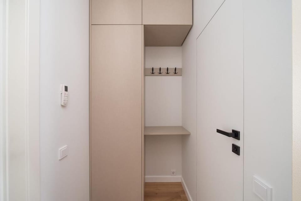 New Designer Old Town studio, TV, Work desk with monitor, AC, Security Apartment in Riga
