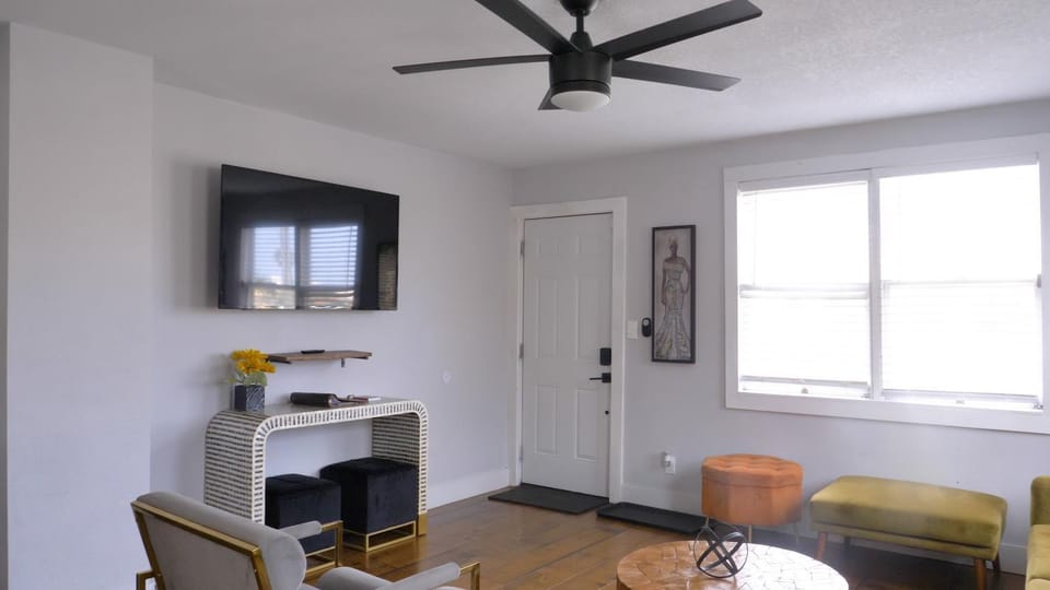 Facade/entrance, TV and multimedia, Living room