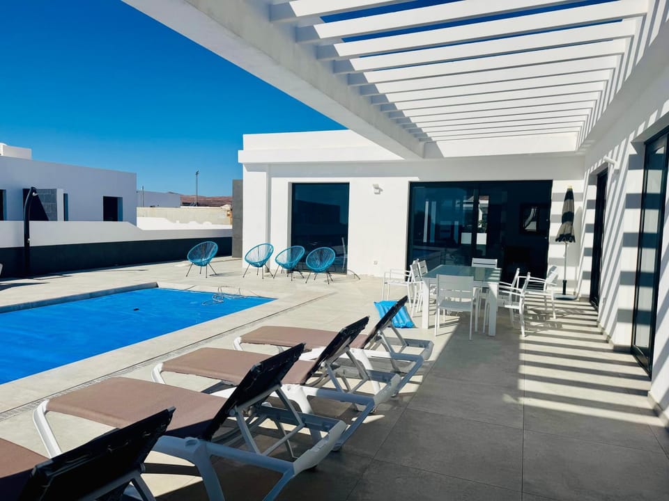Balcony/Terrace, Swimming pool, sunbed