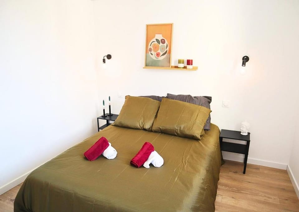 Bed, Photo of the whole room, Bedroom, towels