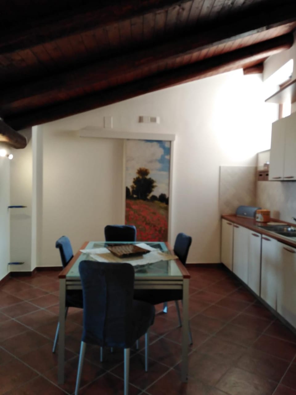 Kitchen or kitchenette, Dining area