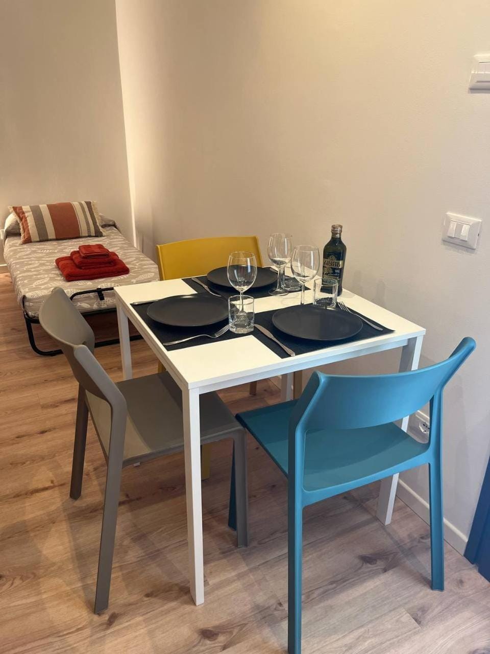 Bed, Dining area