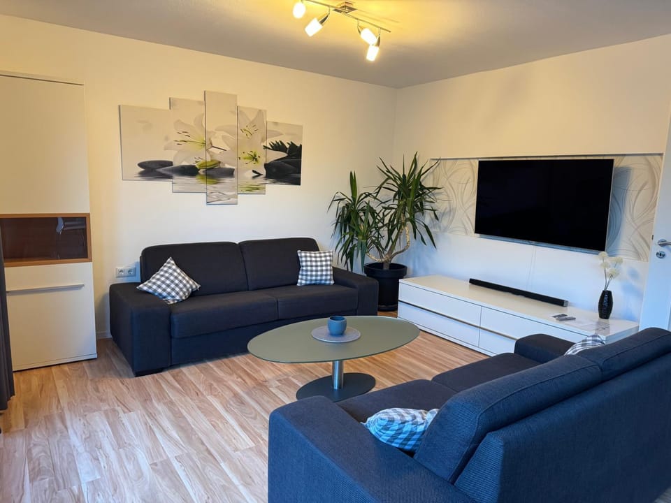 Communal lounge/ TV room, TV and multimedia, Living room, Seating area