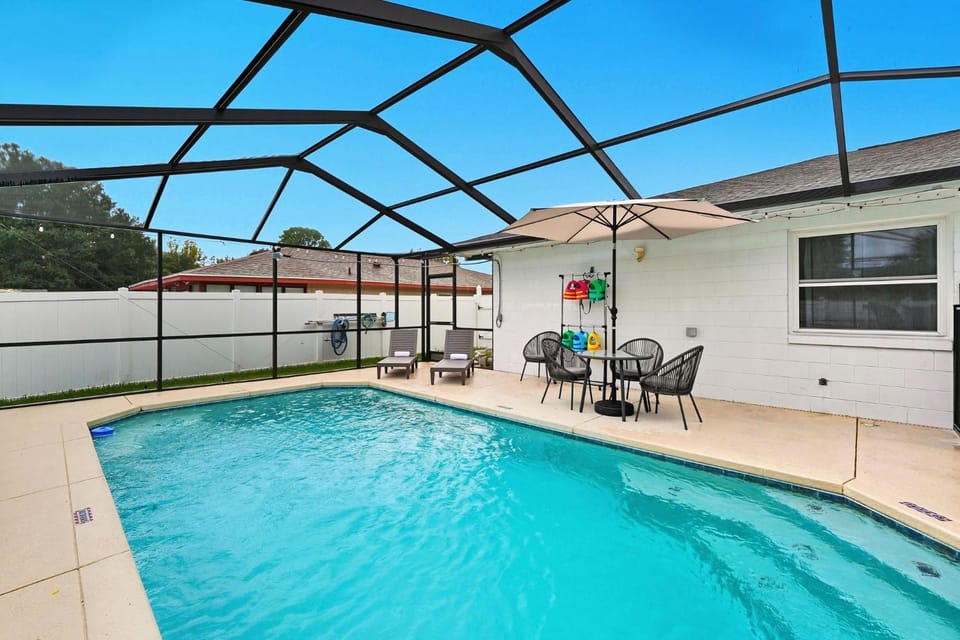 Patio, Pool view, Swimming pool, Swimming pool, sunbed