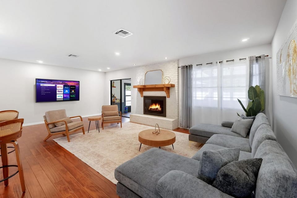 TV and multimedia, Living room, Seating area, fireplace