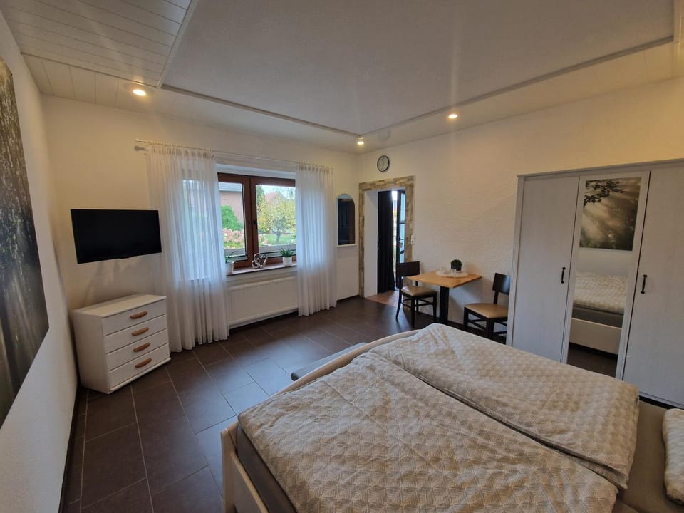 Bed, TV and multimedia, Photo of the whole room