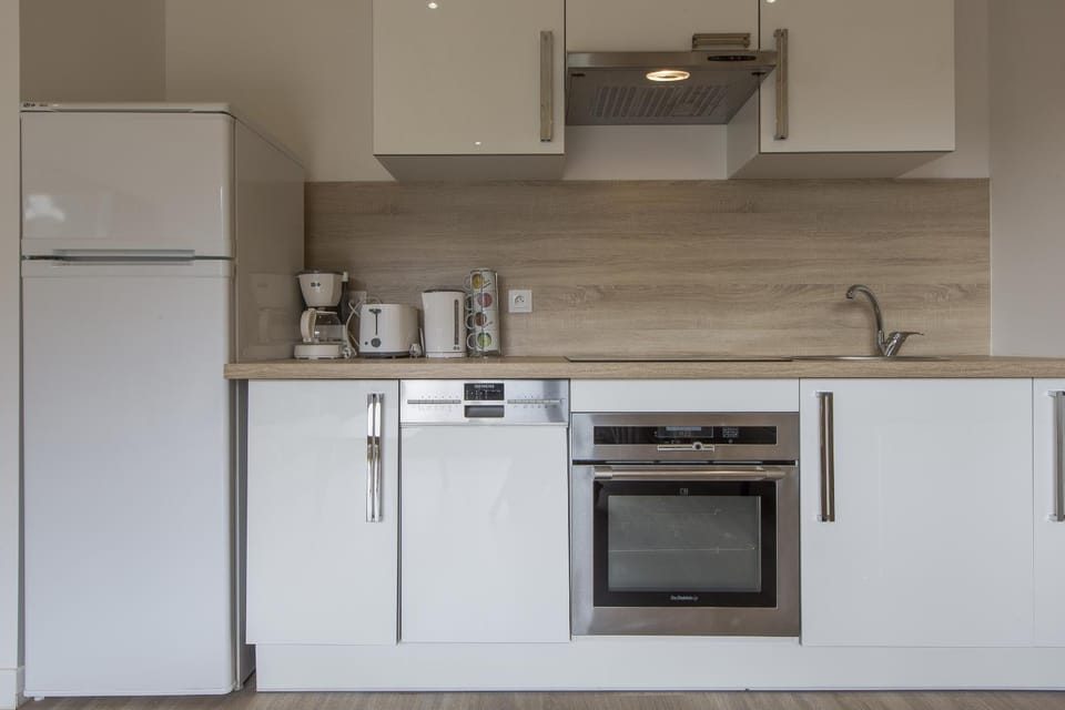 Coffee/tea facilities, Kitchen or kitchenette, stove, toaster