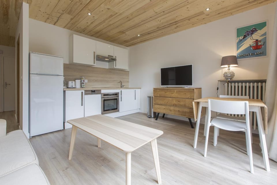 TV and multimedia, Kitchen or kitchenette, Dining area, dishwasher, stove