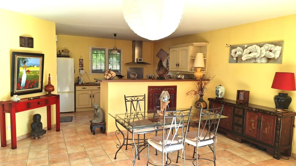 Kitchen or kitchenette, Dining area