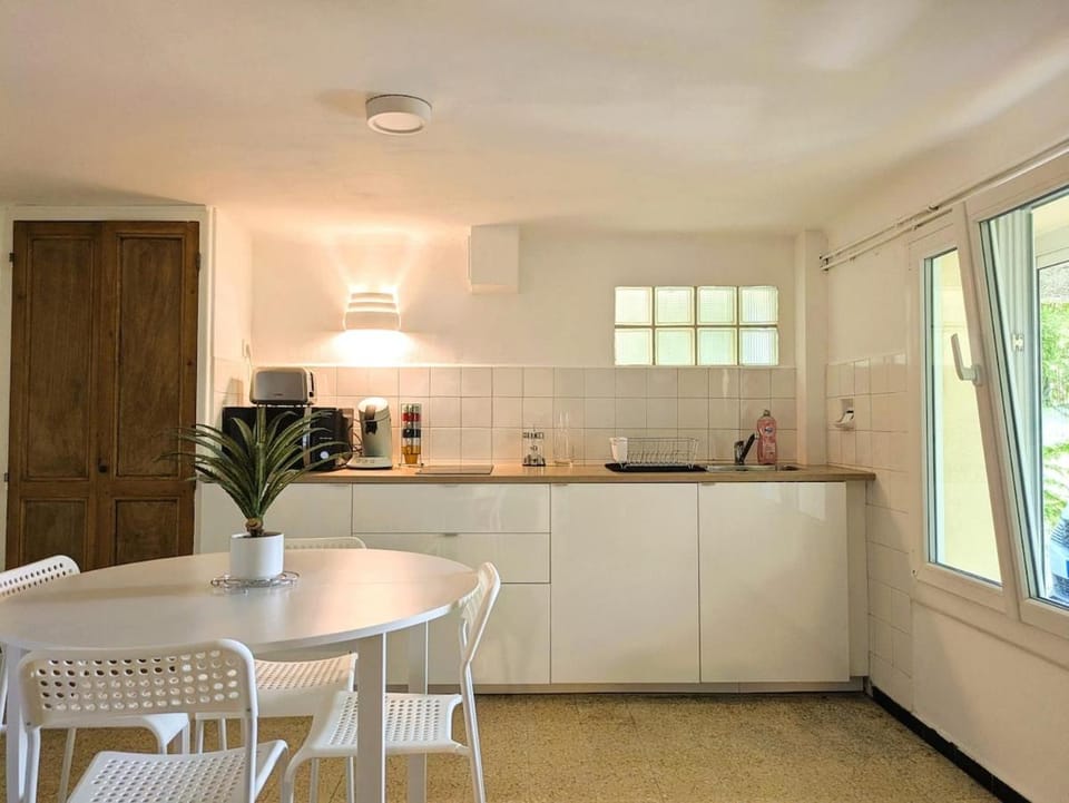 Coffee/tea facilities, Kitchen or kitchenette, Dining area, stove