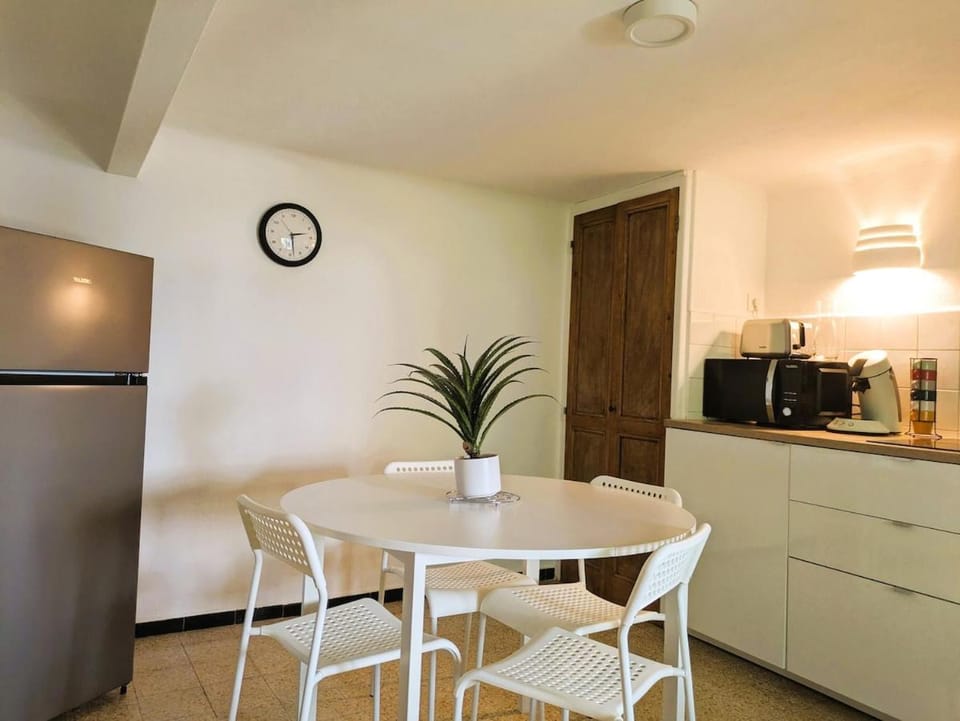 Coffee/tea facilities, Kitchen or kitchenette, Dining area