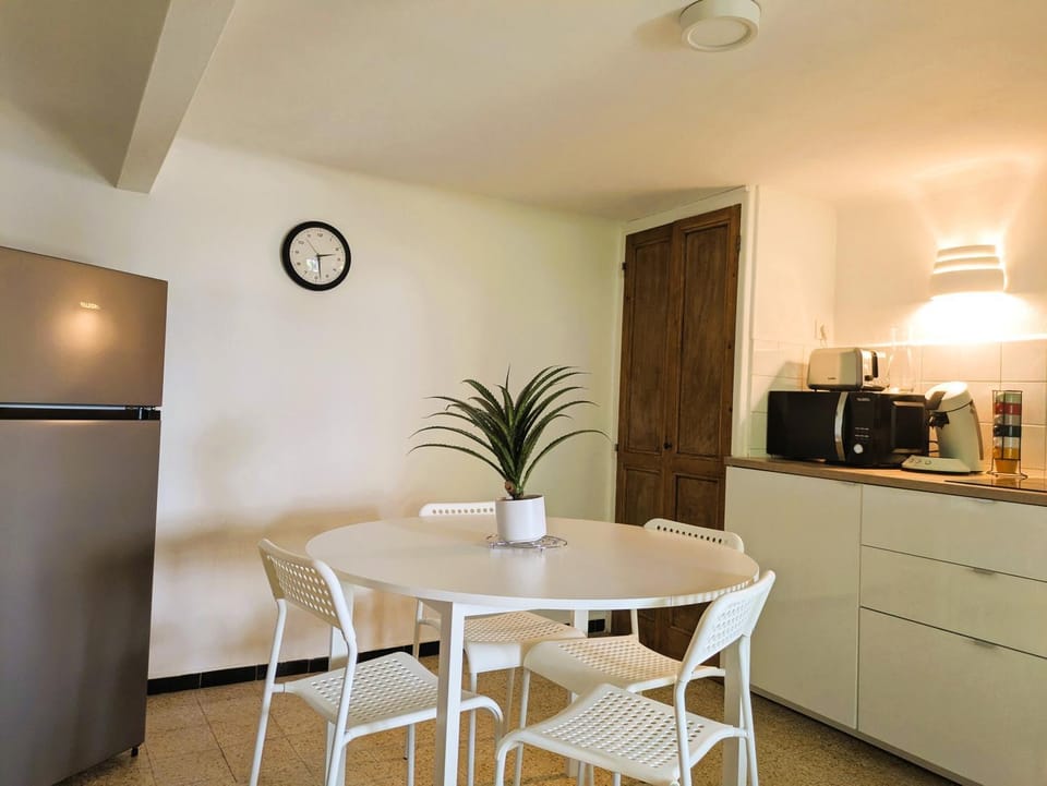 Coffee/tea facilities, Kitchen or kitchenette, Dining area