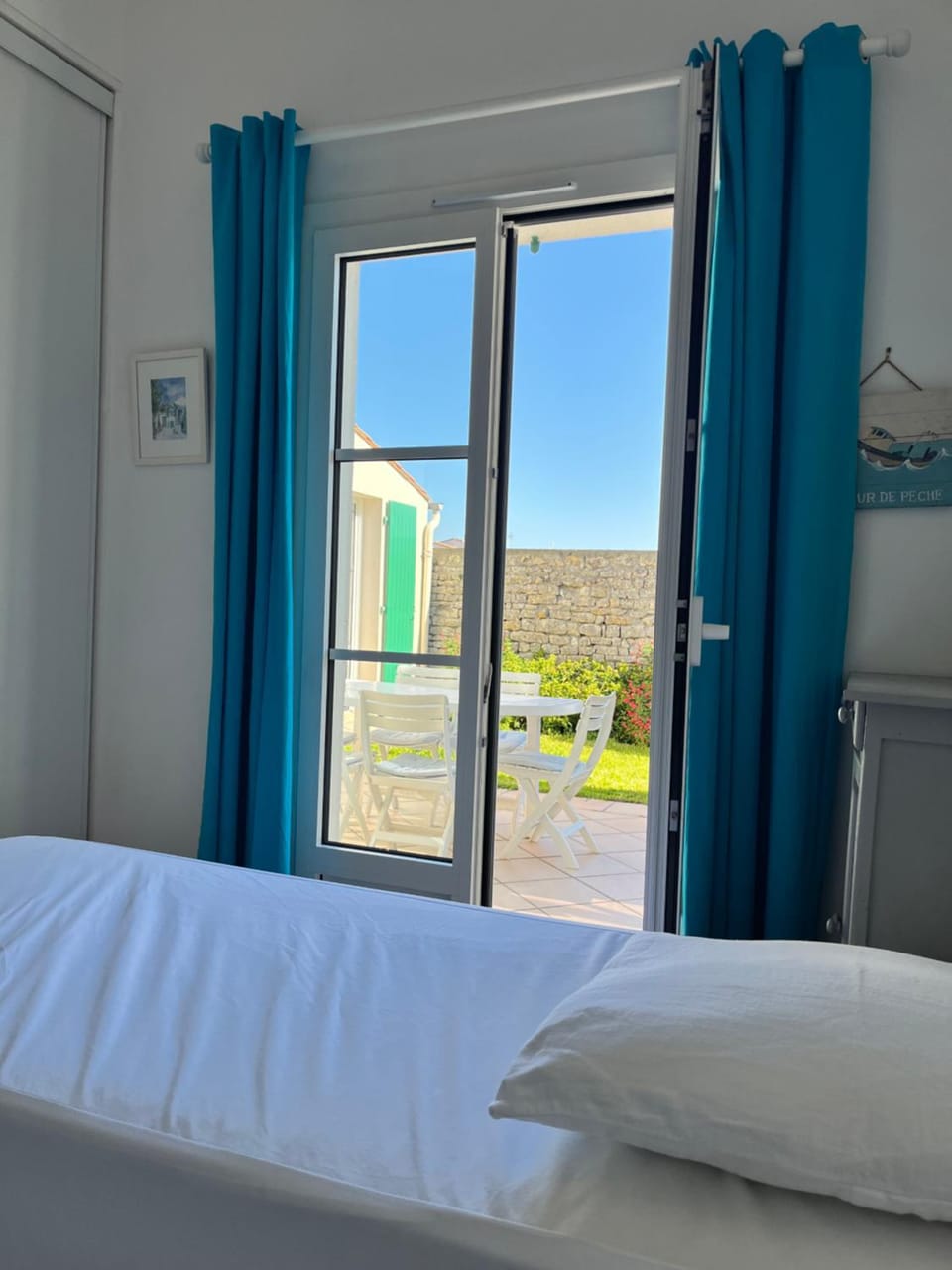 Bed, Bedroom, Garden view