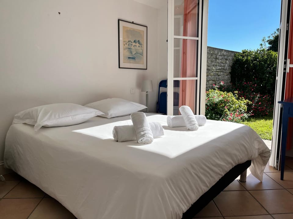 Bed, Bedroom, Garden view