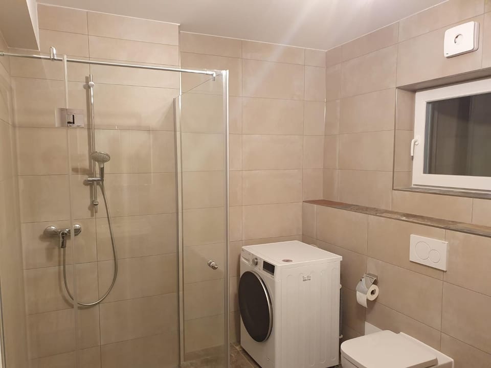75m2 lichtdurchflutete 3 Zimmer Souterrain Wohnung in einem Neubau Villa Apartment in Munich
