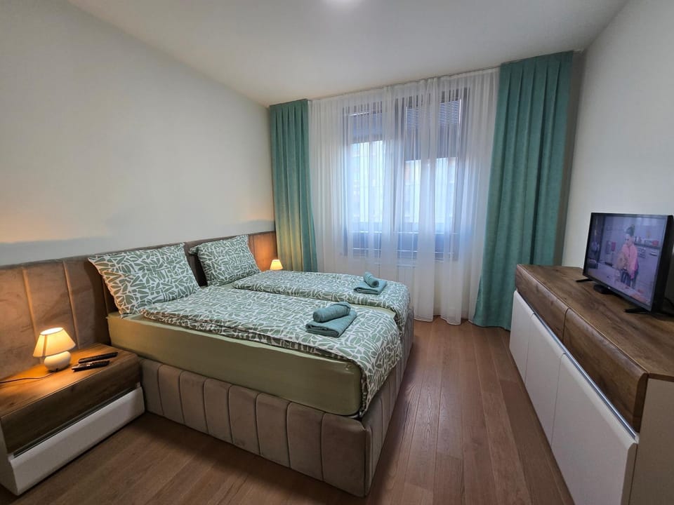 Bed, Bedroom, towels