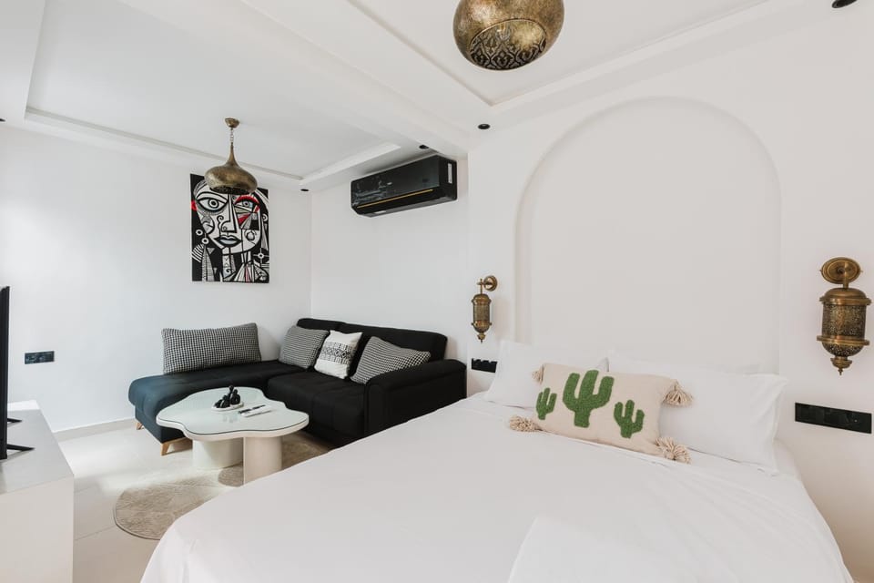 Bed, TV and multimedia, Living room, Photo of the whole room, Seating area, Bedroom, air conditioner