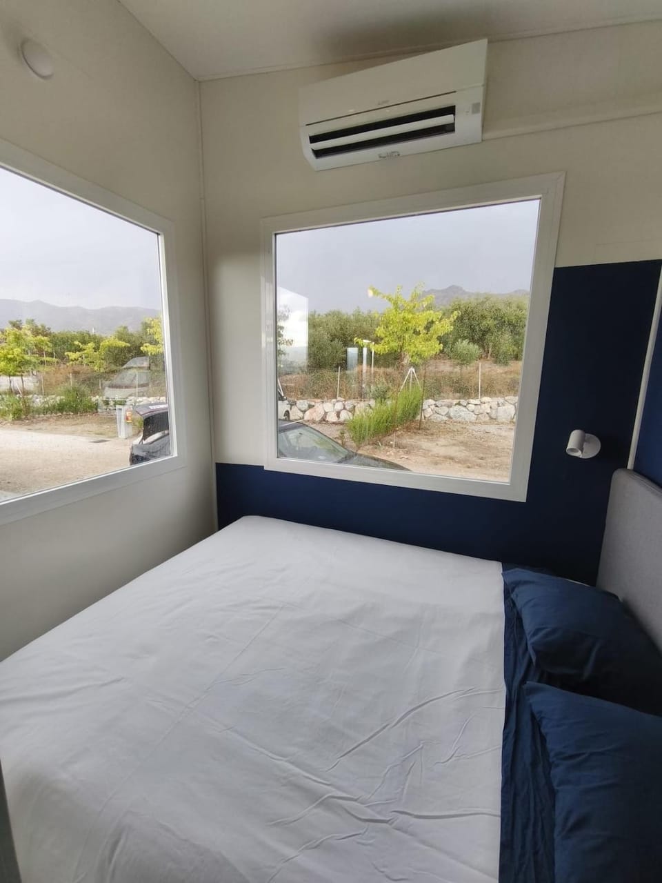 Bed, Natural landscape, Photo of the whole room, Bedroom, air conditioner