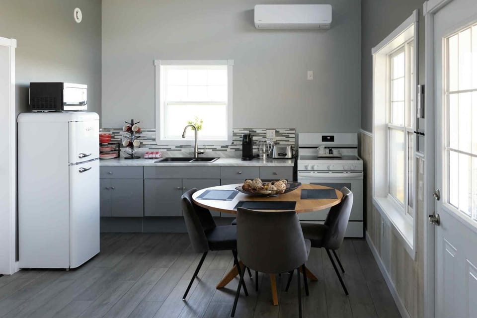Coffee/tea facilities, Kitchen or kitchenette, Dining area, oven, stove, toaster