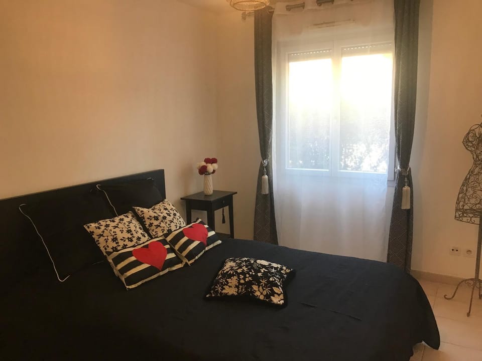 Bed, Photo of the whole room, Bedroom, storage