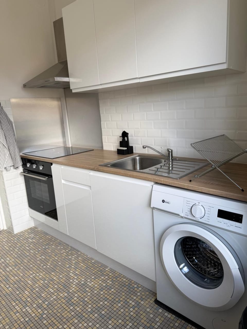Kitchen or kitchenette, stove, washing machine