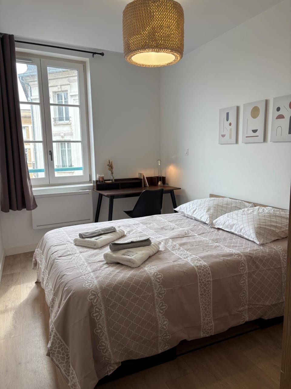 Bed, Bedroom, towels