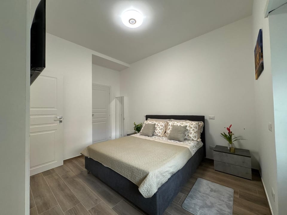 Colosseo-Torre Maura Modern Double Rooms Private EnSuite, WiFi & AC near Metro C Apartment in Rome