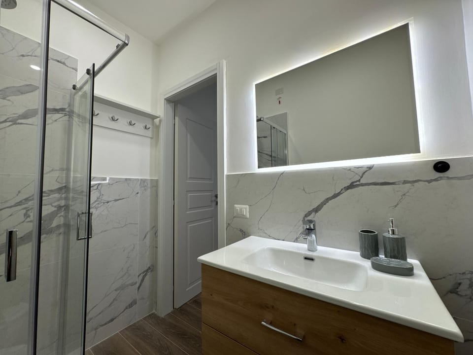 Colosseo-Torre Maura Modern Double Rooms Private EnSuite, WiFi & AC near Metro C Apartment in Rome