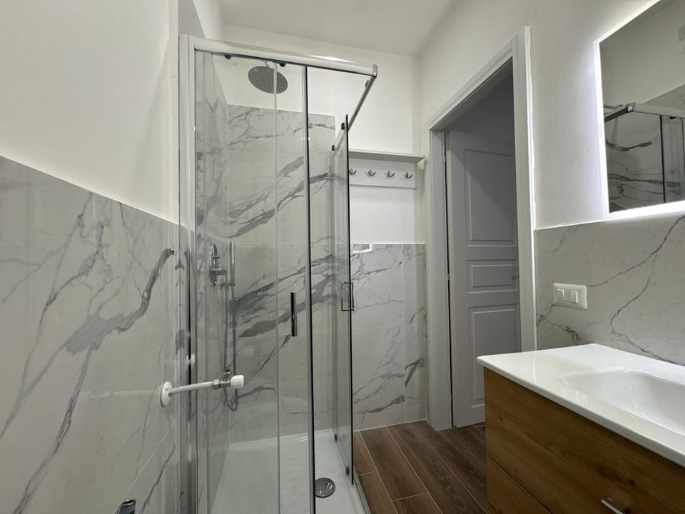 Colosseo-Torre Maura Modern Double Rooms Private EnSuite, WiFi & AC near Metro C Apartment in Rome