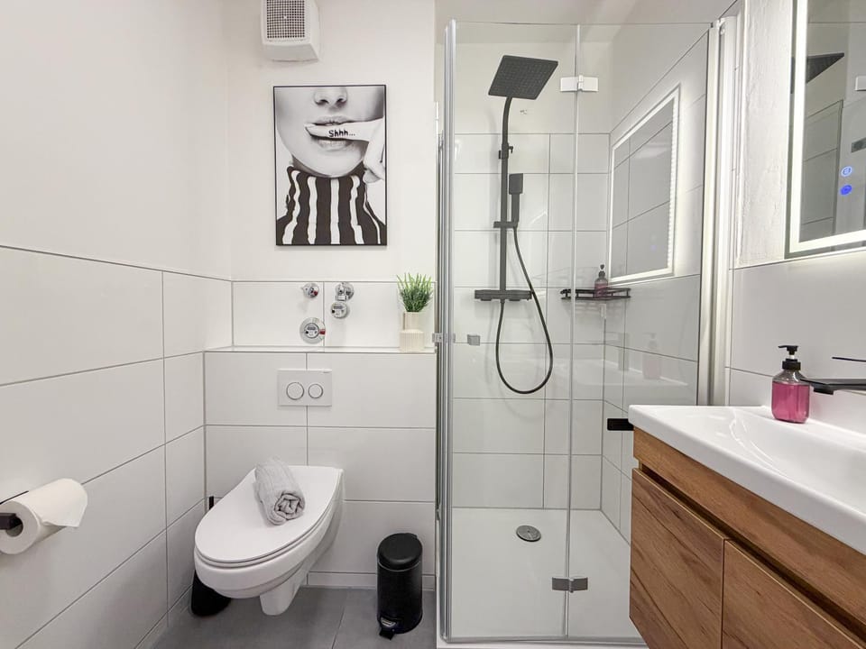 Shower, Toilet, Bathroom, towels