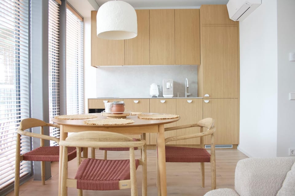 Kitchen or kitchenette, Dining area