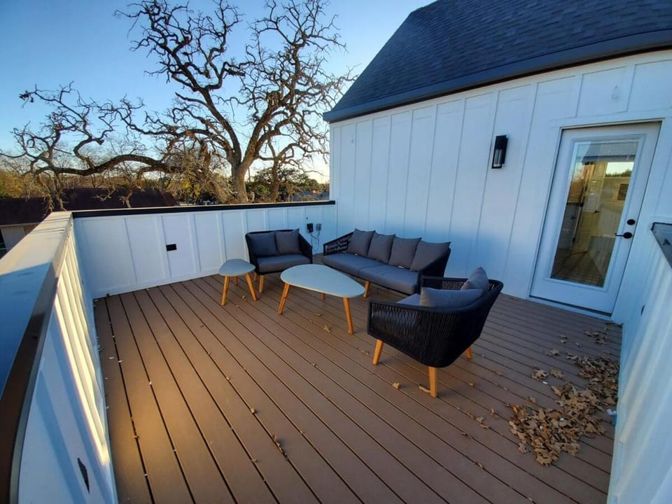 Actually walkable to square & Private Heated Pool House in Georgetown