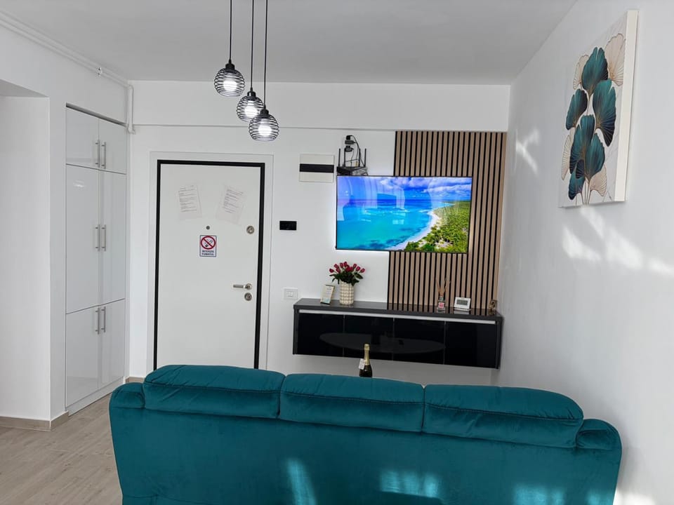 Communal lounge/ TV room, TV and multimedia, Living room, Seating area, Evening entertainment, wardrobe