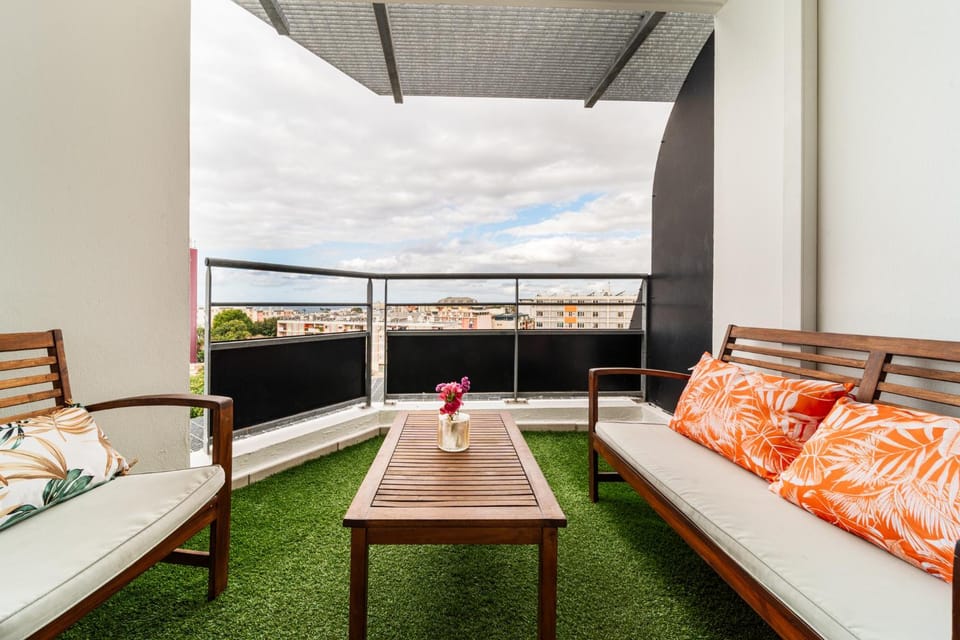 Balcony/Terrace, City view, Mountain view