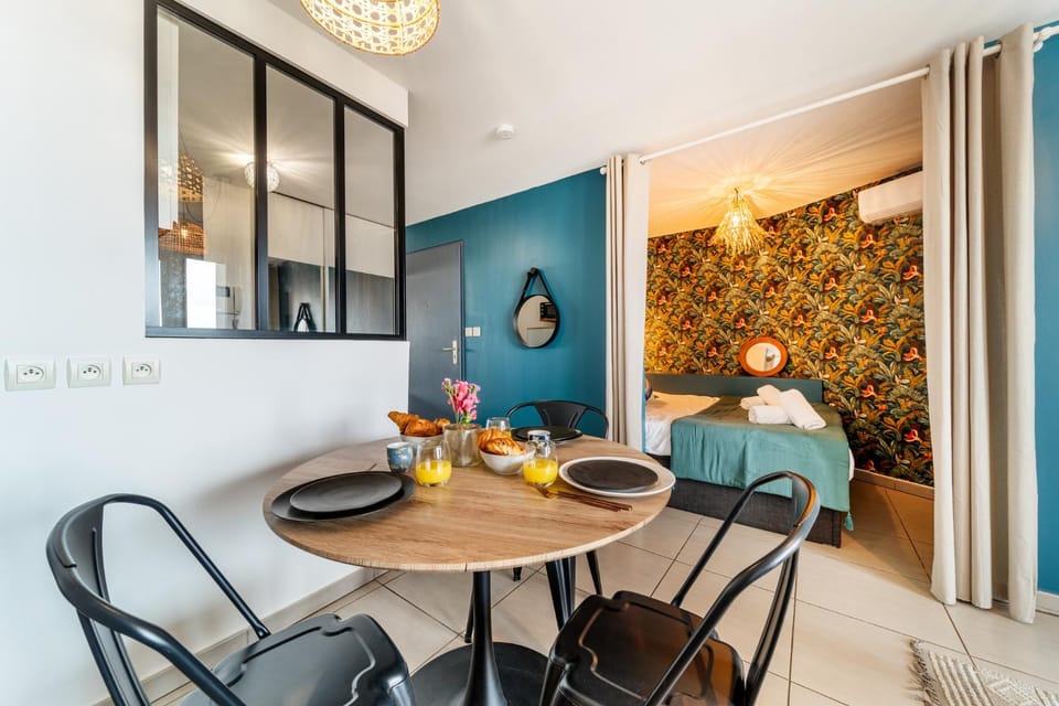 Photo of the whole room, Dining area