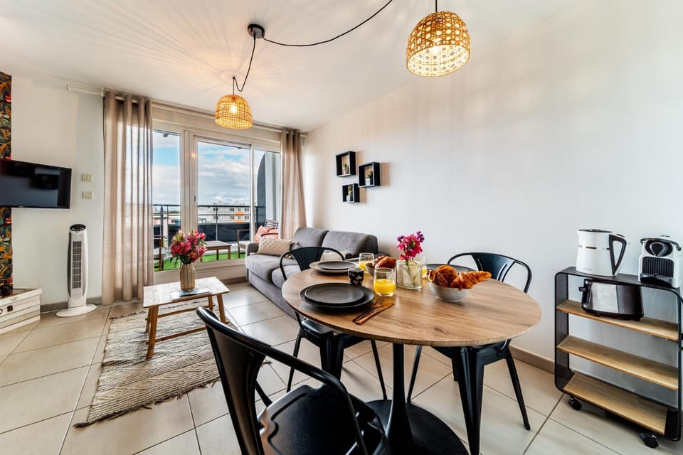 Seating area, Dining area