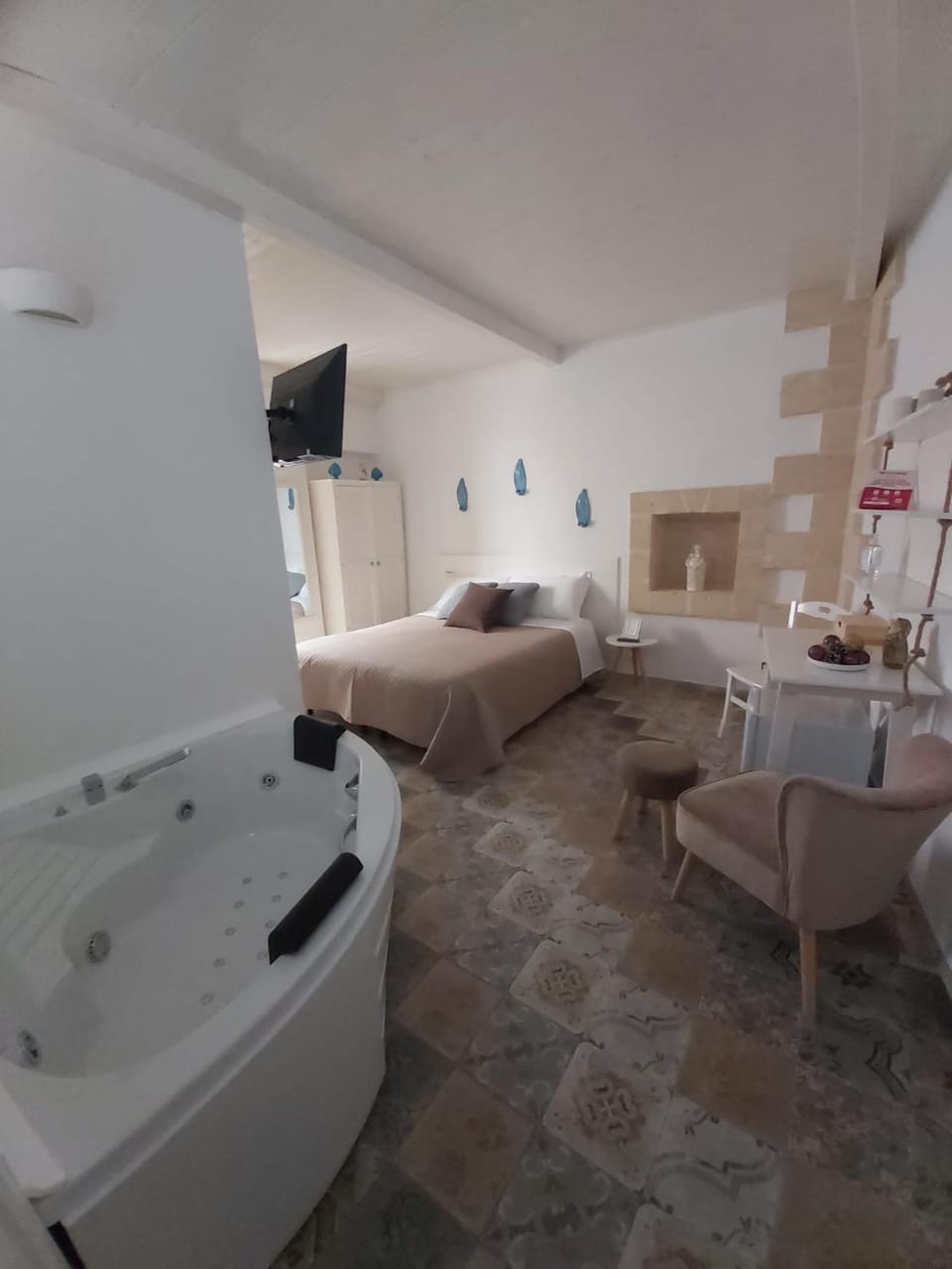 Hot Tub, Photo of the whole room