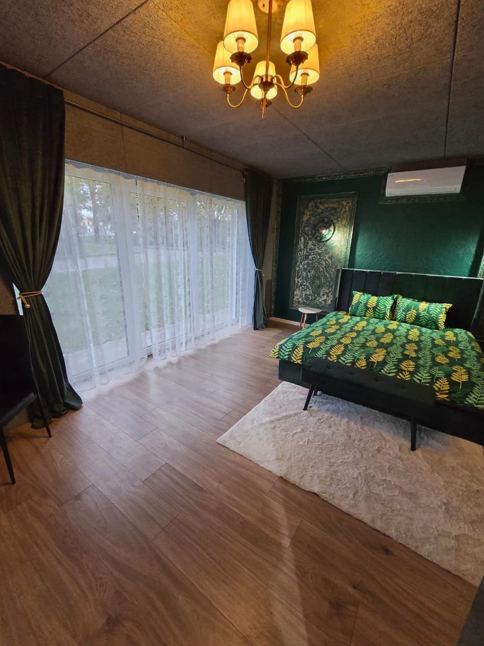 Bed, Living room, Photo of the whole room, Seating area, Bedroom