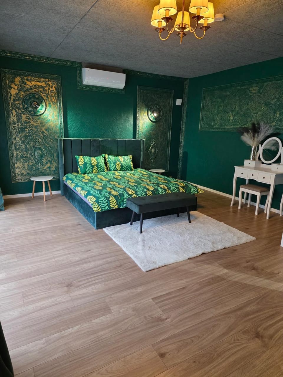 Bed, Living room, Photo of the whole room, Seating area, Bedroom