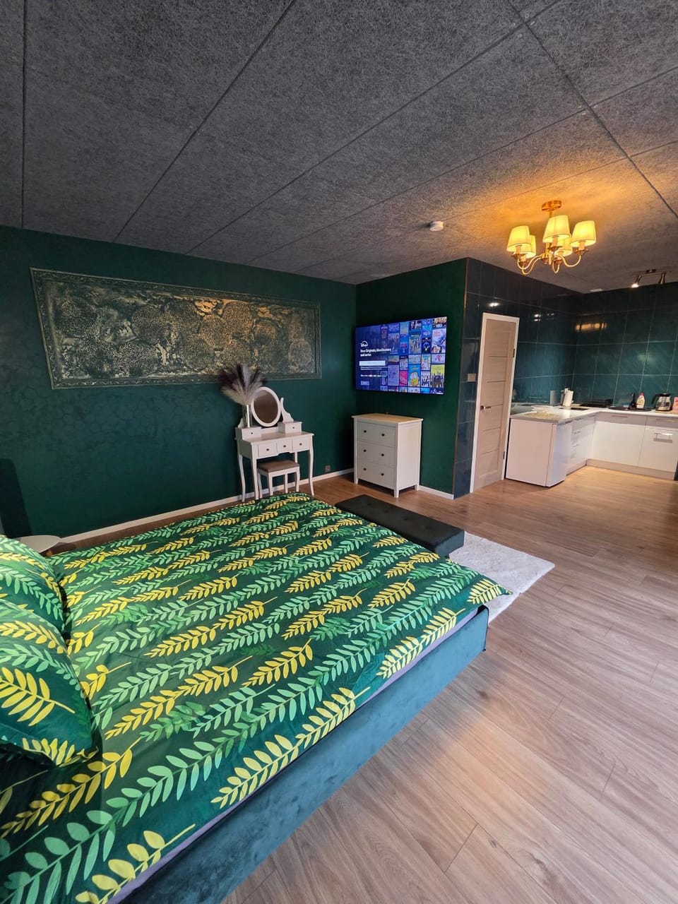 Communal lounge/ TV room, Bed, TV and multimedia, Living room, Photo of the whole room, Seating area, Evening entertainment, Bedroom