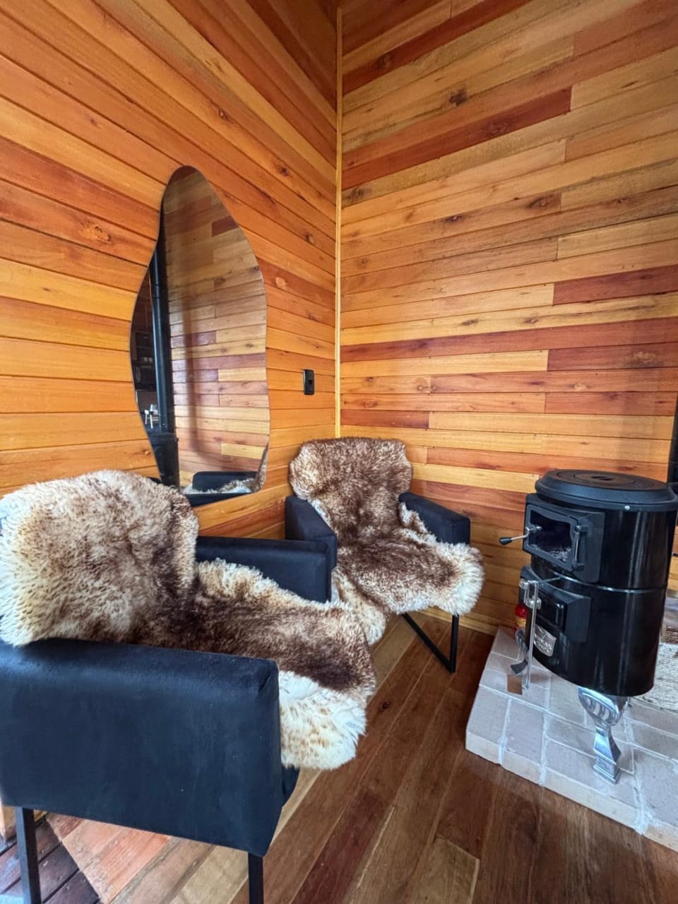 Seating area, fireplace