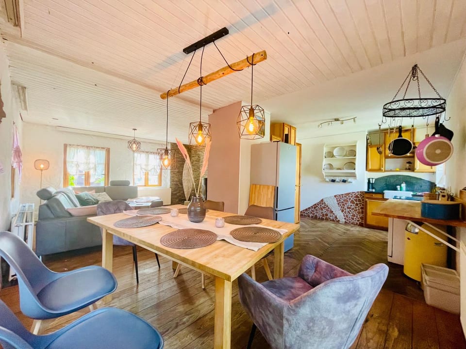Kitchen or kitchenette, Living room, Seating area, Dining area