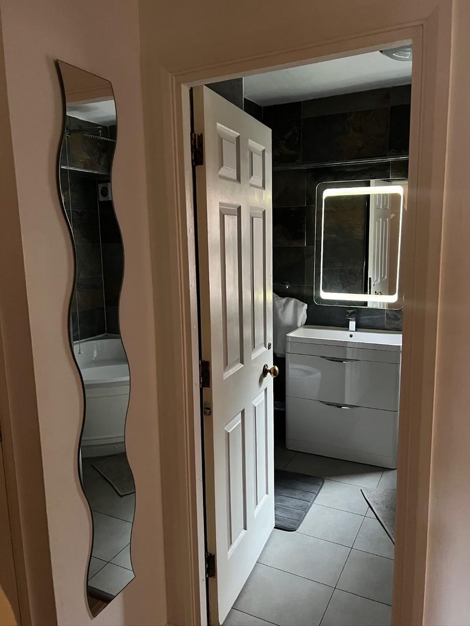 Comfy Spacious Home-Near Canary Wharf & O2-Free Gated Parking Apartment in London Borough of Lewisham