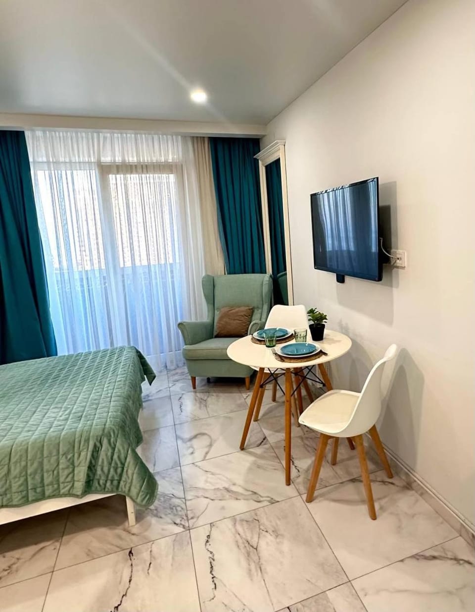 Bed, TV and multimedia, Living room, Photo of the whole room, Seating area, Dining area, Bedroom
