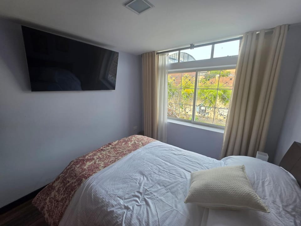 Bed, TV and multimedia, Photo of the whole room, Evening entertainment, Bedroom
